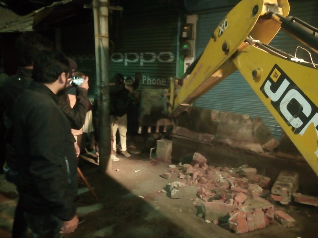 Removal of encroachment arose at night in the city, JCB machine elimin