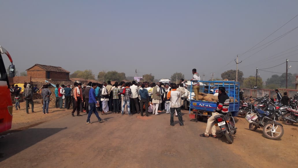 The ruckus caused by angry farmers about the arbitrariness in the shop