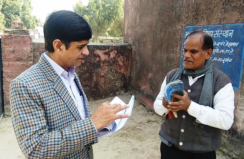 बीएलओ से सवाल जवाब करते जिला निर्वाचन अधिकारी।