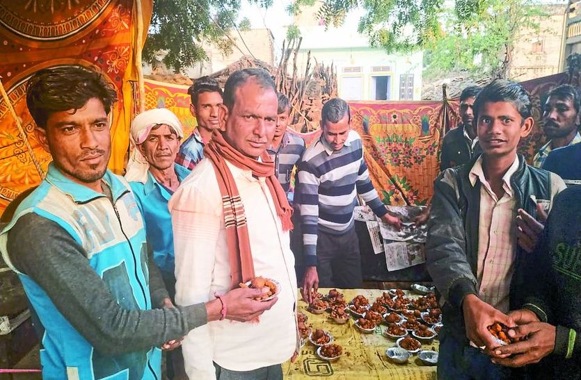प्रसादी पाते श्रद्धालु।