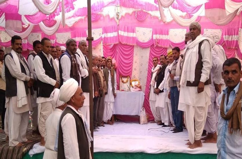 महापंचायत की शुरुआत करते मीना समाज के लोग।