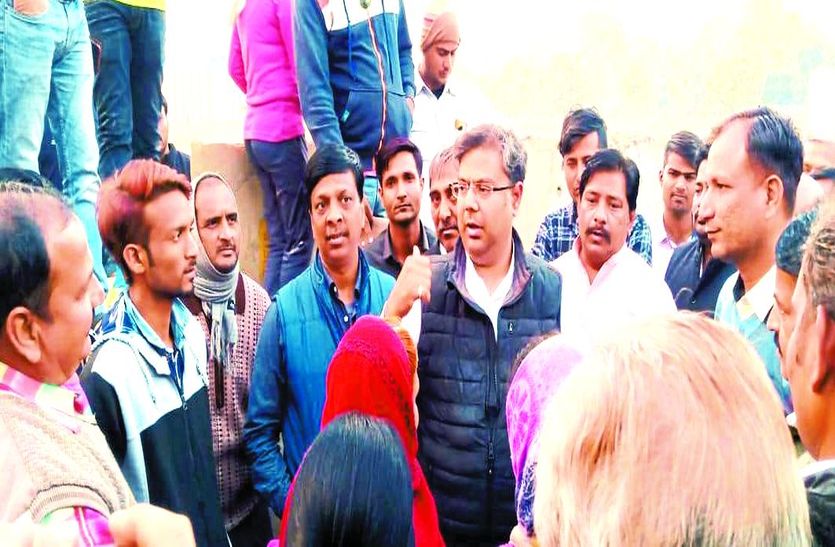 सवाईमाधोपुर दशहरा मैदान विधायक को समस्या बताते लोग।