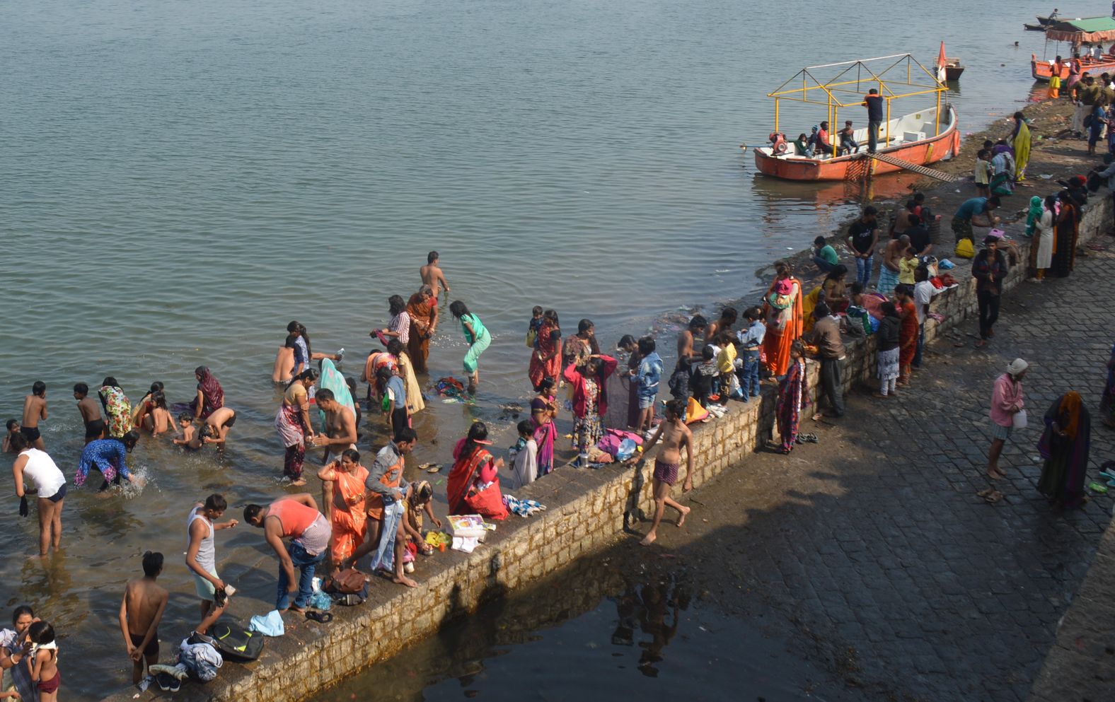 People reach Narmada on Makar Sankranti fest