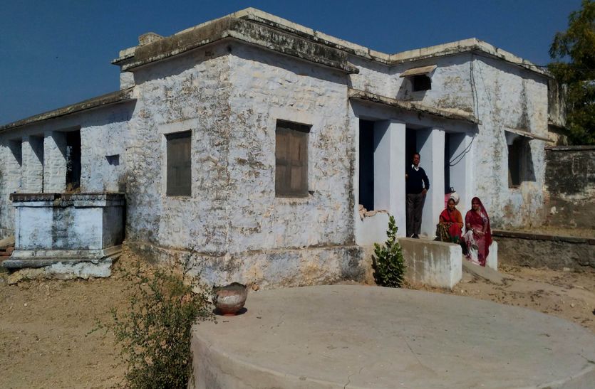Water Resources Office running in a old shabby building