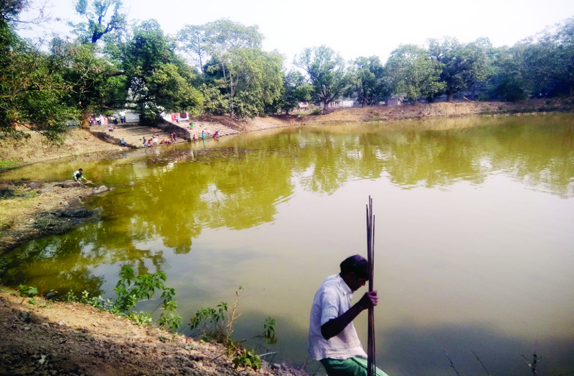 जब प्रशासन ने नहीं ली सुध तो ग्रामीणों ने खुद संभाली तालाब के सफाई की जिम्मेदारी