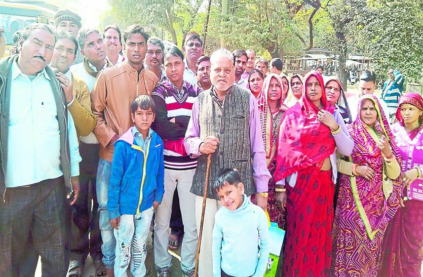 कलक्ट्रेट पर ज्ञापन सौंपने आए लोग।