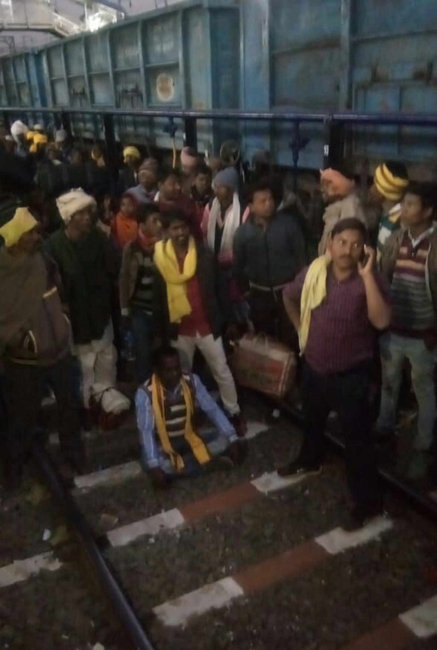 Hundreds of Khaf Gongpa activists made a furore by throwing off the Narmada Express