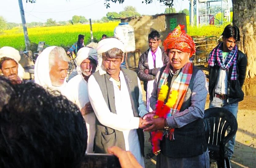डिजिटल ग्रुप के सदस्य केदार मीना व ग्रामवासी।