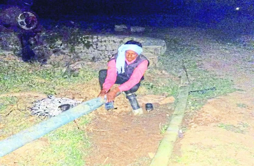 रात एक खेत में पळाव करता किसान।
