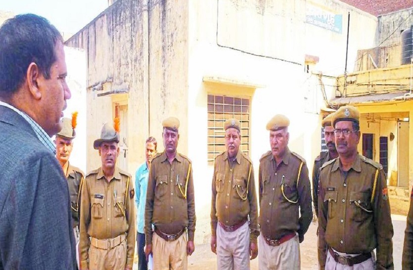 जेलकर्मियों को निर्देश प्रदान करते डीआईजी जेल।