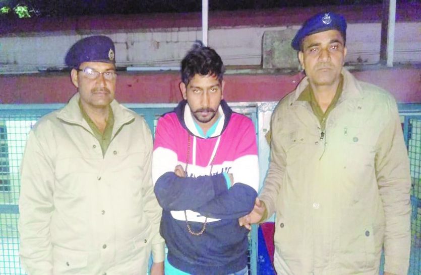 आरपीएफ की गिरफ्त में चोरी के आरोपी।