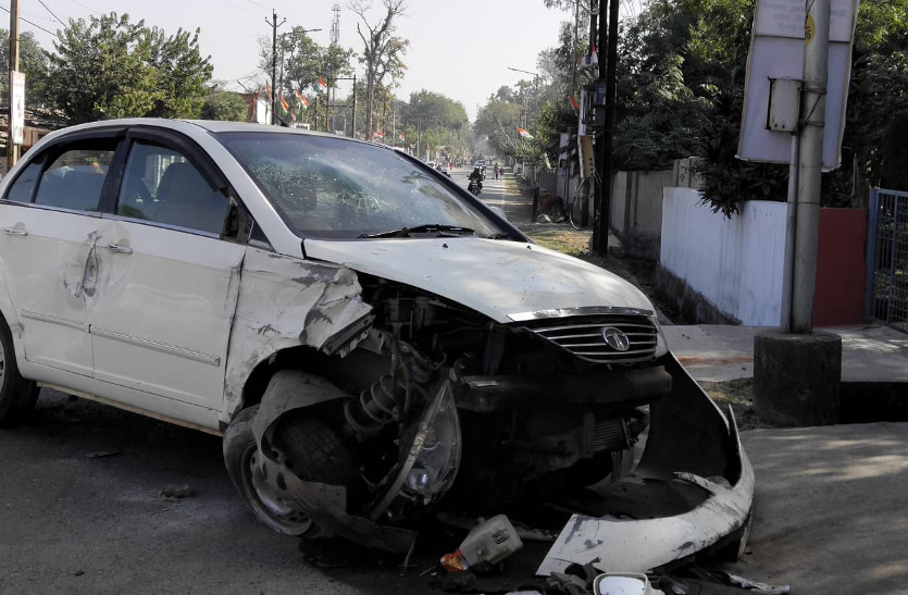 वीआईपी रोड पर देर रात कार चालक ने बाउंड्रीवाल को मारी ठोकर, चालक फरार