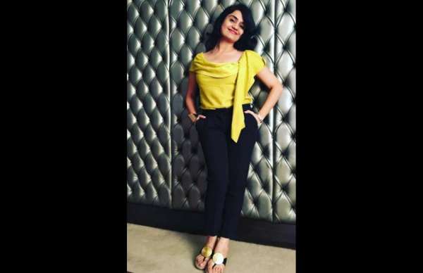 Amruta Subhash Ranveer singh on screen mother in Gully Boy photos