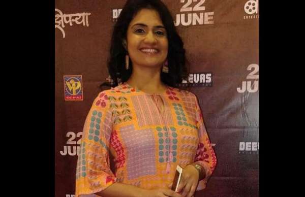 Amruta Subhash Ranveer singh on screen mother in Gully Boy photos