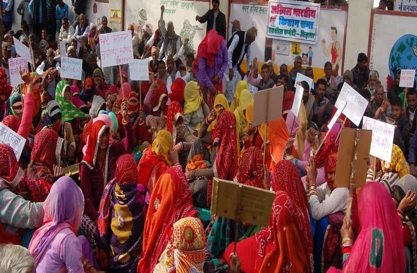 मुर्गी फार्म बंद कराने के लिए ग्रामीणों का कलक्ट्रेट पर शक्ति प्रदर्शन