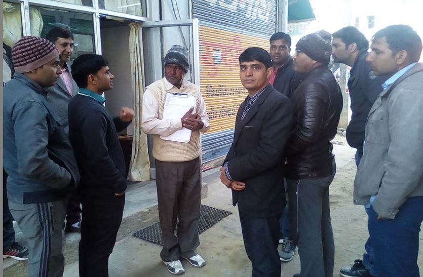 मेडिकल की दुकान के ताले तोड़े