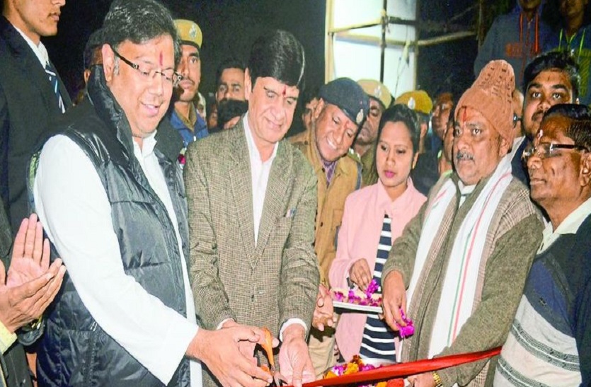 उद्घाटन करते विधायक, कलक्टर एवं एएसपी।