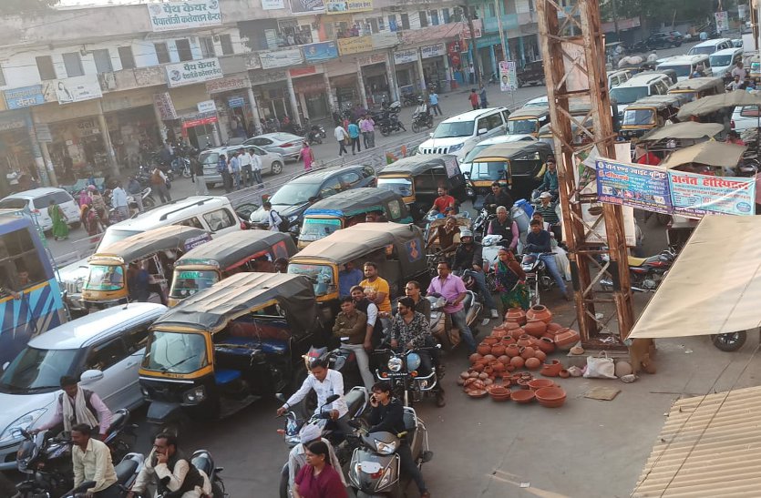 Traffic system of the city crumbling, people stuck in jam for many kilometers