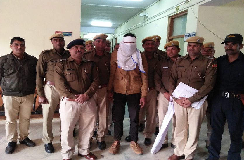 A rewarded dacoit Shrinivas Gujjar, who was involved in raiding a nose in a nose by assaulting the L & T driver and giving urine, has been arrested by Masalpur Police from the forest of Gadhamonda.