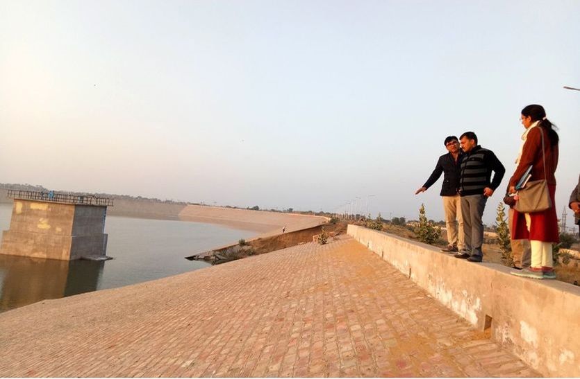 कलक्टर ने किया निरीक्षण, एक्सइएन को फटकारा