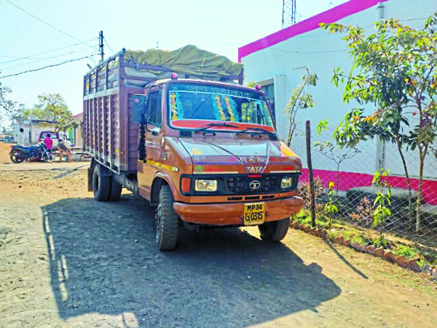 A truck filled with urad standing outside the market