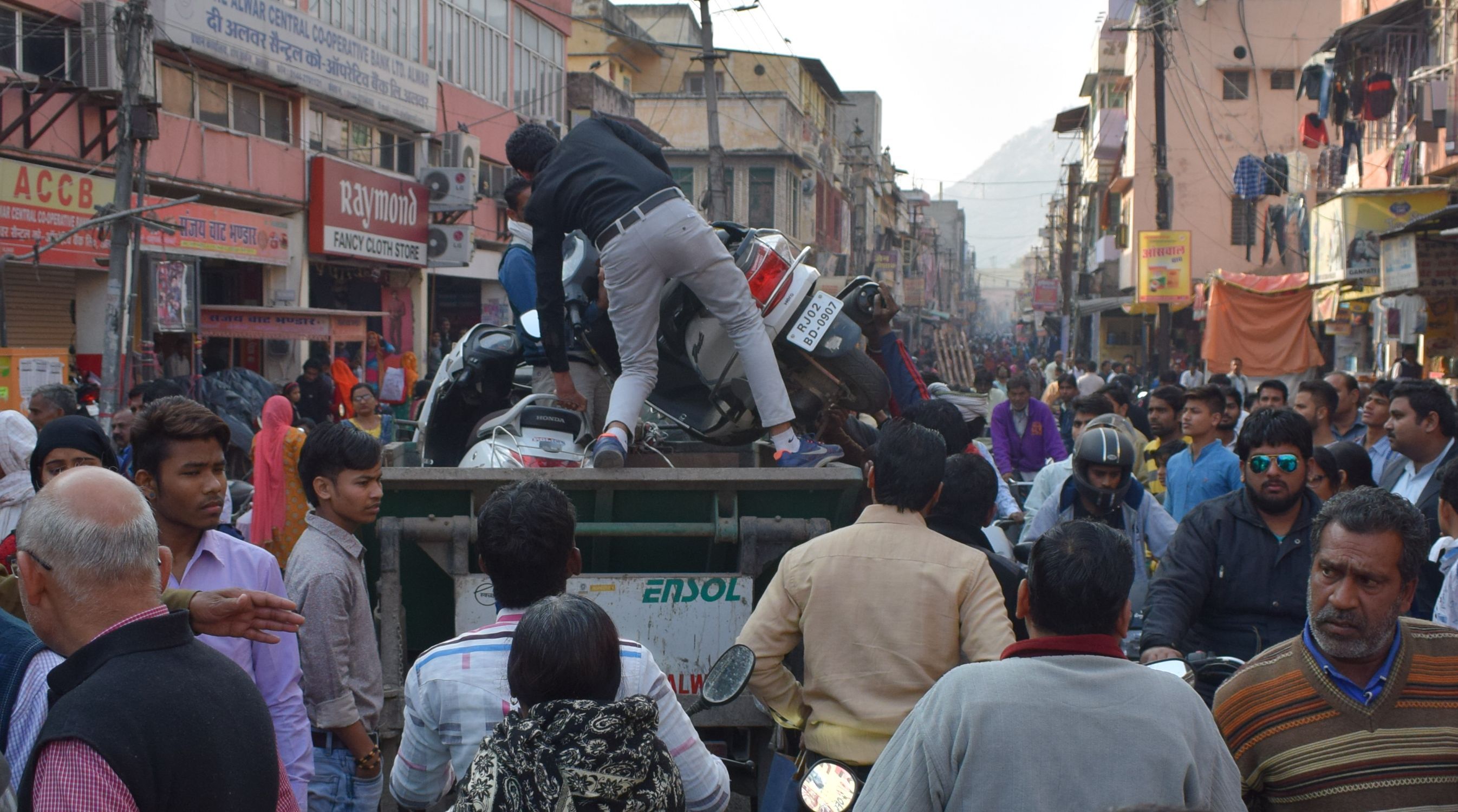 Alwar Nagar Parishad Team Remove Encroachment From Hope Circus