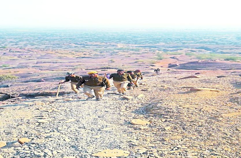 तलाश में डांग क्षेत्र में खोज करती हुई पुलिस।