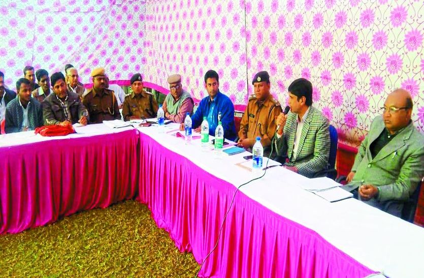 धर्मशाला में बैठक को सम्बोधित करते जिला कलक्टर।