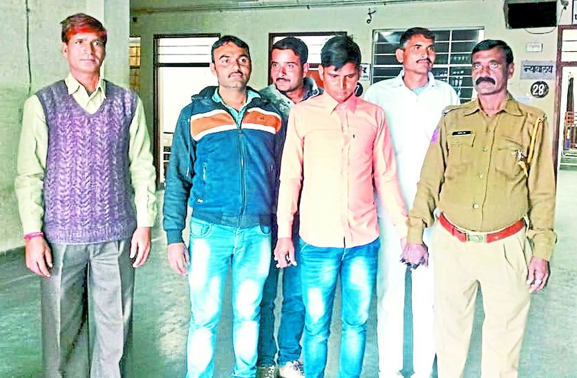आरोपी को न्यायिक अभिरक्षा में ले जाती पुलिस।