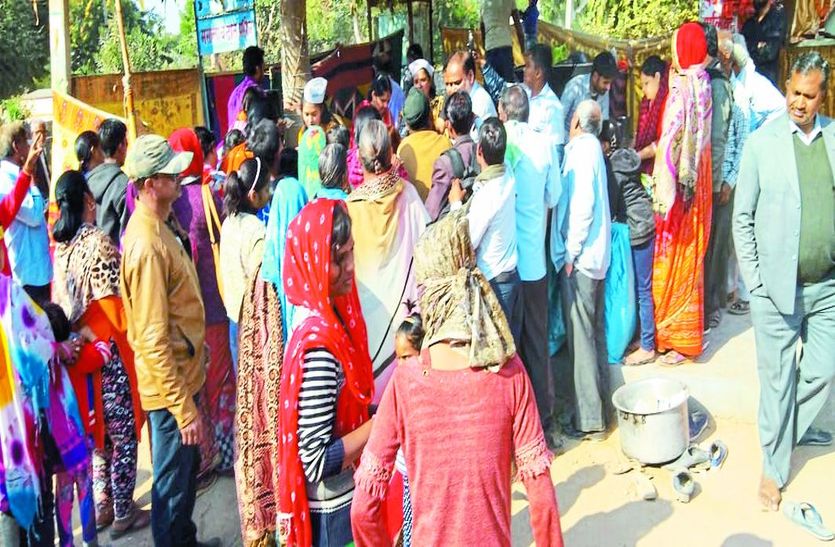 श्री शिरडी सांई मंदिर में प्रसादी लेते श्रद्धालु।