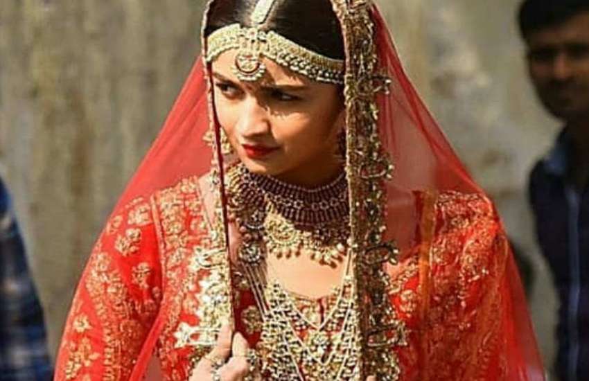 Alia Bhatt Madhuri Dixit Dulhan Dress on Kalank Movie sets photos