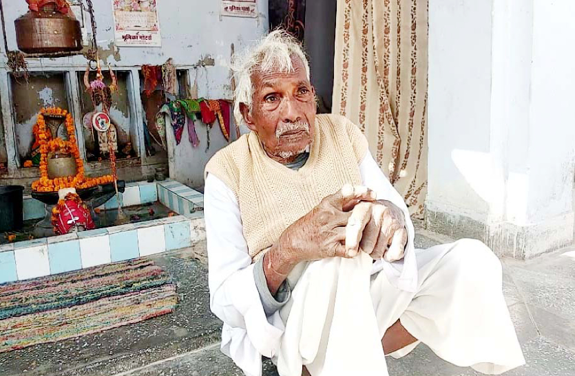 जब तक शरीर ने साथ दिया तब तक आश्रितों के आंच भी नही आने दी और उम्र के जिस पड़ाव में अपने मददगार होते है उस वक्त अपनों के सितम से बेघर हुए शख्स की पीड़ा कोई भुगतभोगी ही महसूस कर सकता है।