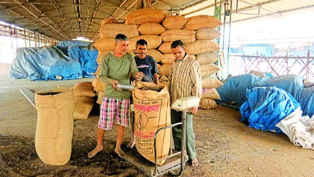 मंडी में अधिक फसल तौल किसानों को लगा रहे चपत