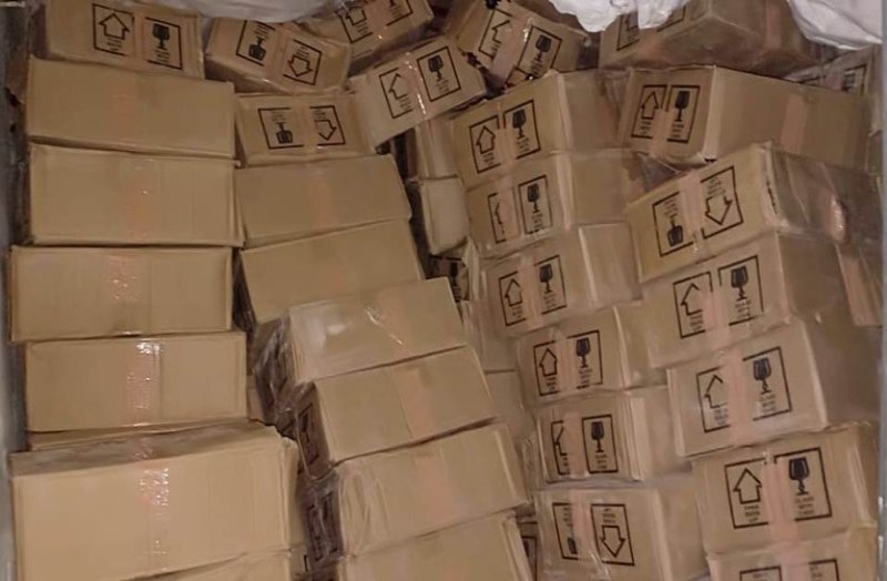 खेत में बने मकान में रखी गई शराब