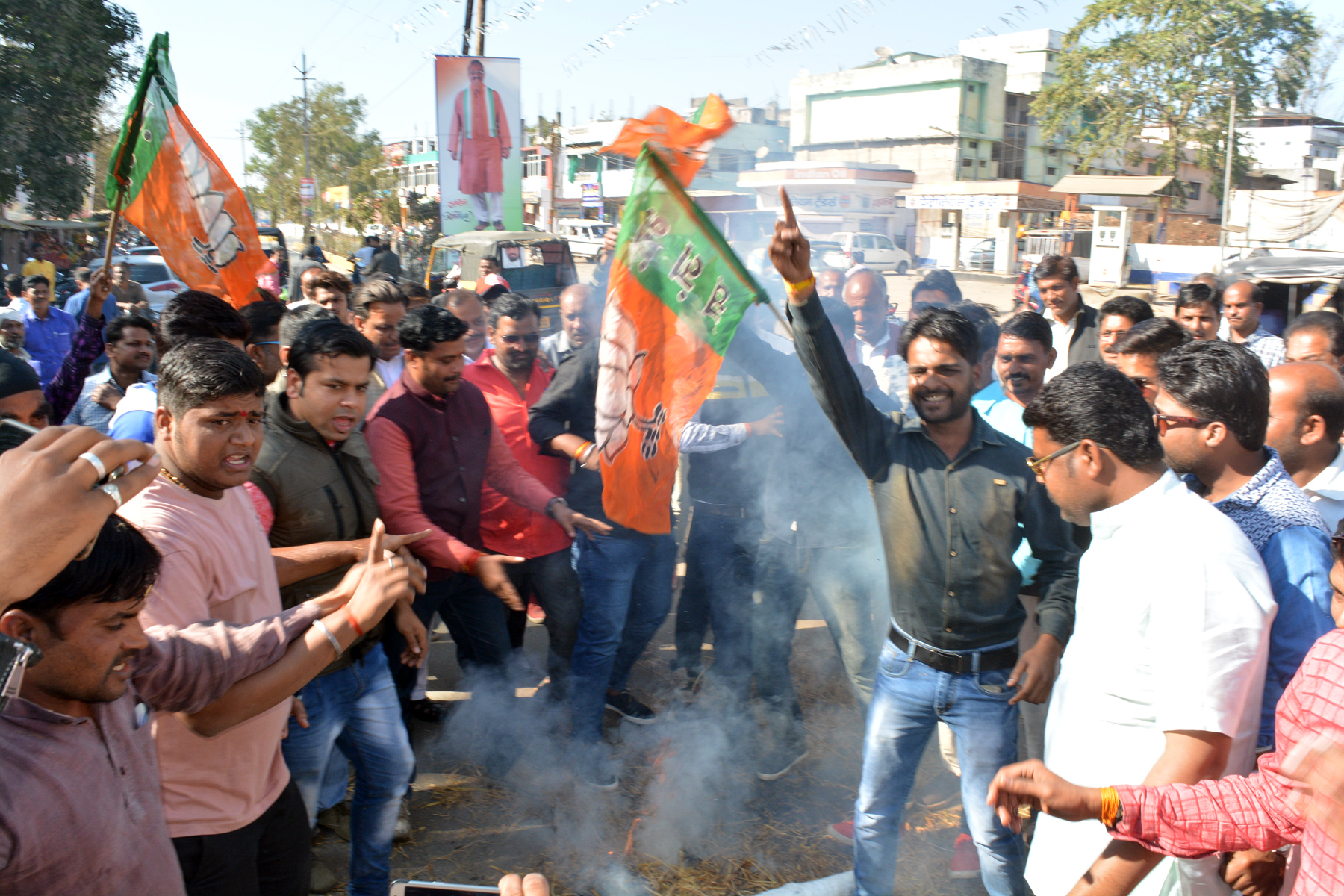 प्रदेश में कानून व्यवस्था को लेकर भारतीय जनता पार्टी द्वारा जोरदार विरोध प्रदर्शन कर जिला मुख्यालय पर प्रदेश की कमलनाथ सरकार का पुतला दहन किया गया।