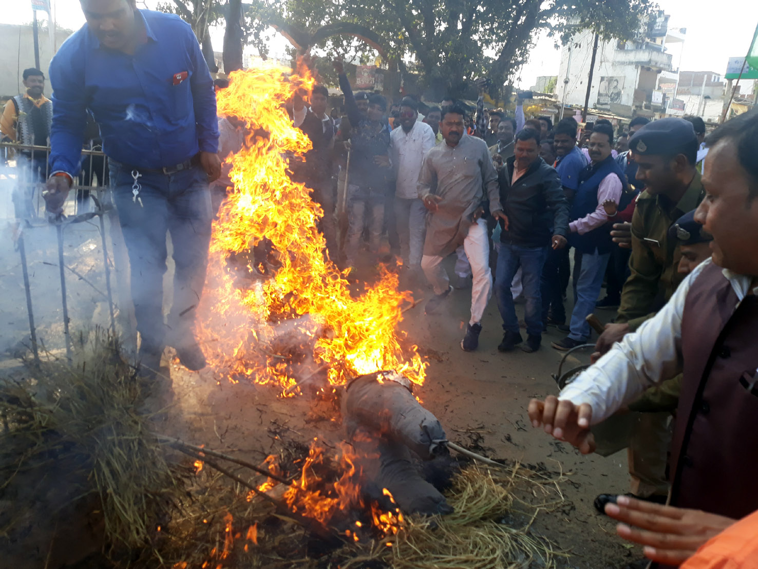 BJP flagged the Chief Minister in protest of the brutal killing of wor