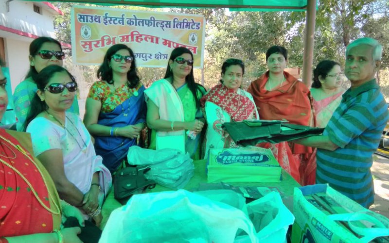 The women of the Surabhi Mahila Mandal witnessed the pleasures of the old age Ashram, the smiles seen on the faces of the elderly