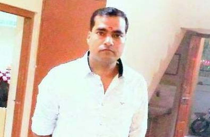 कस्बे के वार्ड संख्या 6 के निवासी एक युवक की रविवार को ट्रेन से कटने से मौत हो गई।