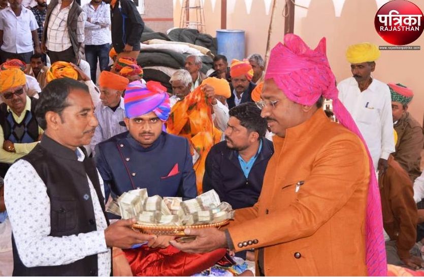 Only one rupee and coconut taken in dowry in pali