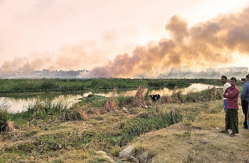 प्रदूषित वर्तुर झील में एक बार फिर लगी आग