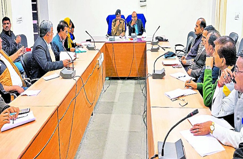 कलेक्ट्रेट सभागार में गणतंत्र दिवस तैयारी समीक्षा बैठक में निर्देश देते एडीएम एवं उपस्थित अधिकारीगण।