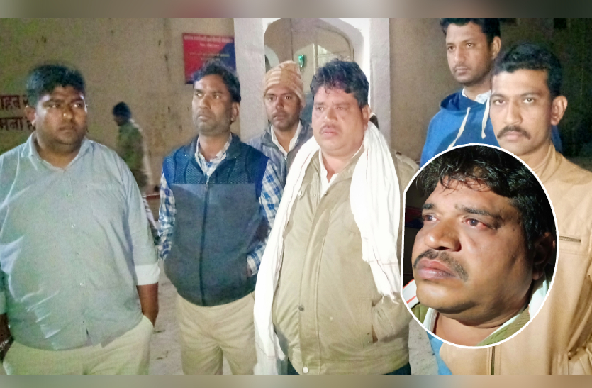 कोतवाली थानांतर्गत सोमवार शाम को बाइक पर सवार तीन लुटेरों एक ज्वैलर की आंखों में स्प्रे छिडकऱ 28 हजार रुपए का बैग छीनकर भाग गए।