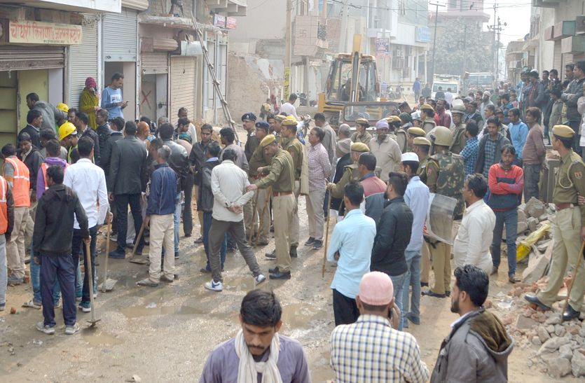 शहर के खटीकान प्याऊ के पास जगमालपुरा रोड पर सोमवार को नगर परिषद की टीम ने पुलिस सुरक्षा के बीच पक्का निर्माण हटाकर रास्ता चौड़ा किया।