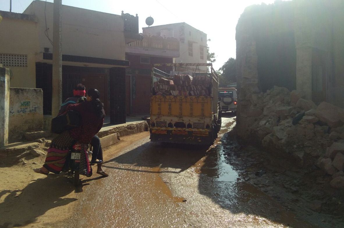 संकरे रास्ते से गुजरना मजबूरी