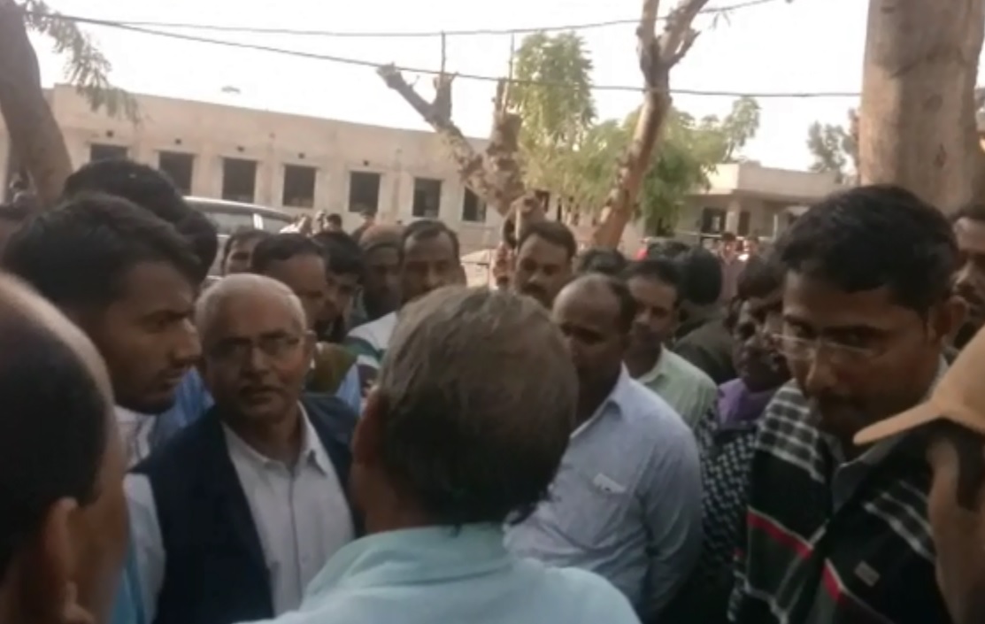 रींगस थाना इलाके के परसरामपुरा में बुधवार को विद्युत ट्रांसफार्मर बदलते वक्त करंट लगने से तकनीकी कर्मचारी की मौत हो गई।