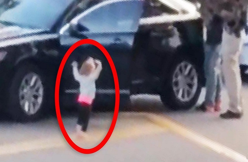 toddler puts hands up during shoplifting arrest