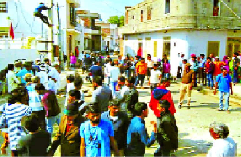 बिजली लाइन टूटकर गिरी, एक गंभीर घायल