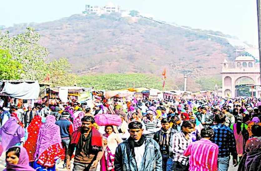 चौथ माता मार्ग पर लगा भक्तों का मेला।