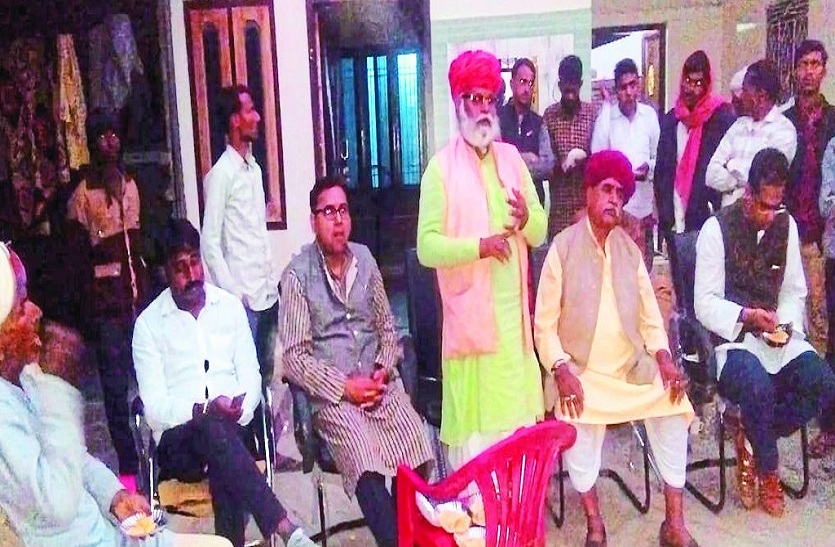 समाज के लोगो को न्योता देने आए कर्नल किरोड़ी सिंह बैंसला।
