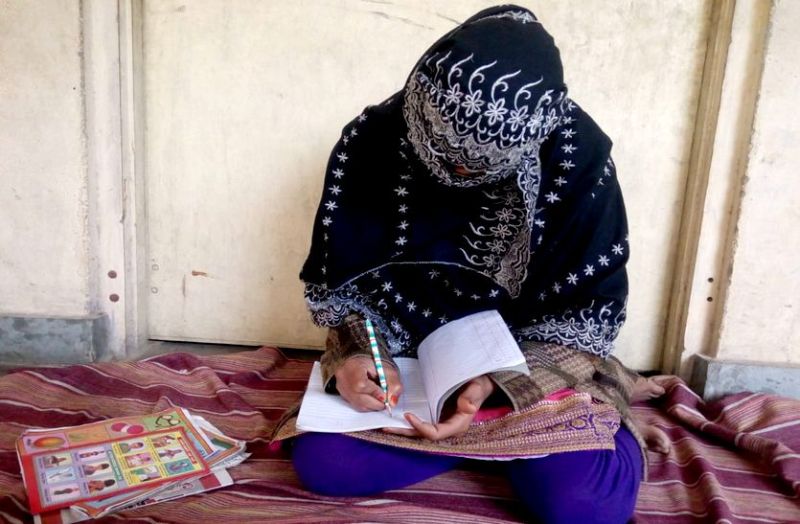 सामूहिक बलात्कार का शिकार होने के बाद 22 ऑपरेशन झेल चुकी दामिनी हिम्मत हारने के बजाय पढ़ लिखकर सुनहरे भविष्य का ख्वाब बुन रही है